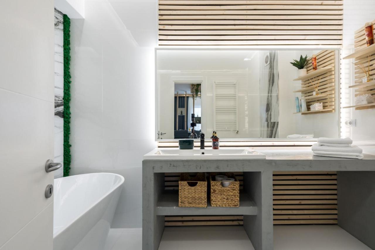 Appartement Jungle Escape - Luxe 1-Br Haven In Bucarest Extérieur photo