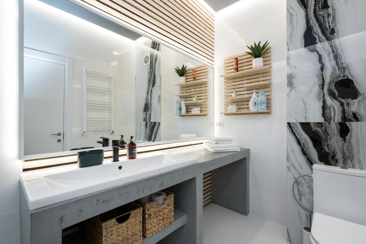 Appartement Jungle Escape - Luxe 1-Br Haven In Bucarest Extérieur photo